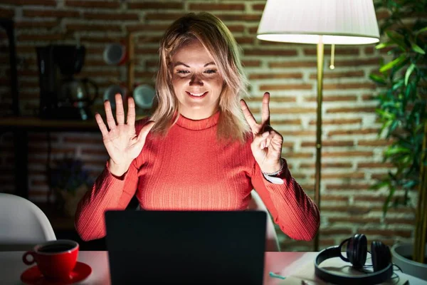Blond Kvinna Använder Laptop Natten Hemma Visar Och Pekar Upp — Stockfoto