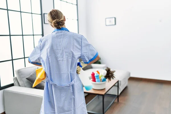 Ung Kaukasiska Kvinna Bär Renare Uniform Stående Hemma — Stockfoto