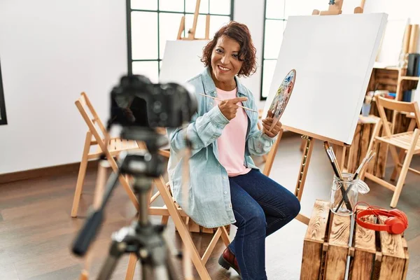 Blogger Artista Hispano Mediana Edad Sonriendo Feliz Tener Videollamada Estudio — Foto de Stock