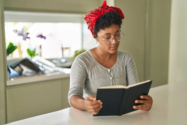 Mujer Afroamericana Leyendo Libro Sentado Mesa Casa —  Fotos de Stock