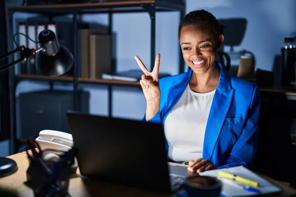 Belle Afro Américaine Travaillant Bureau Nuit Montrant Pointant Vers Haut — Photo