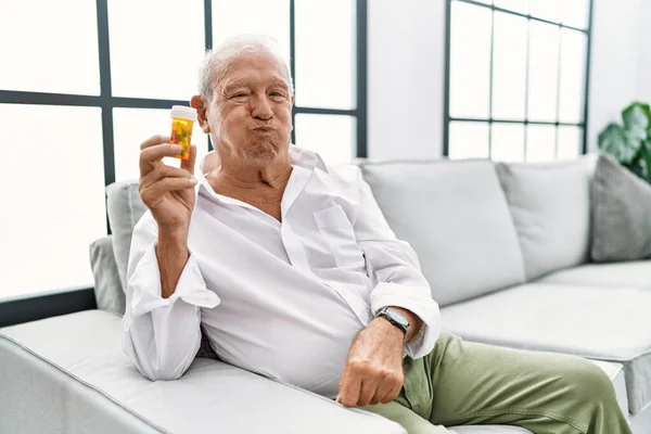 Uomo Anziano Con Pillole Che Gonfiano Guance Con Una Faccia — Foto Stock
