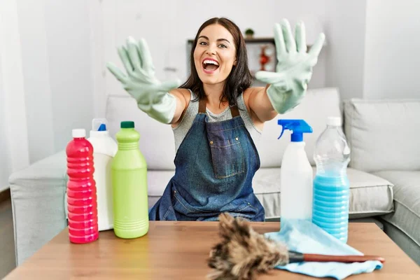 Jeune Femme Brune Portant Tablier Propre Des Gants Nettoyage Maison — Photo