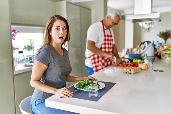中年时 他惊慌失措的夫妇在家里吃着健康的沙拉 吓得满嘴惊讶 满脸诧异 — 图库照片