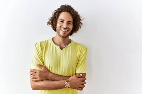 Giovane Uomo Ispanico Piedi Sfondo Isolato Volto Felice Sorridente Con — Foto Stock