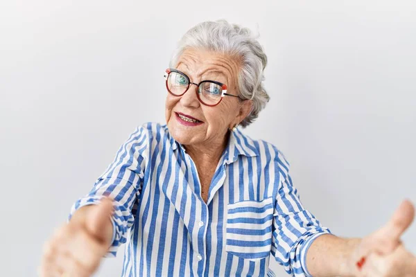 Starsza Kobieta Siwymi Włosami Stojąca Nad Białym Tłem Aprobująca Pozytywny — Zdjęcie stockowe