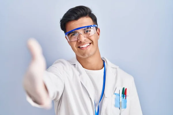 Hombre Hispano Trabajando Como Científico Sonriendo Amistoso Ofreciendo Apretón Manos —  Fotos de Stock