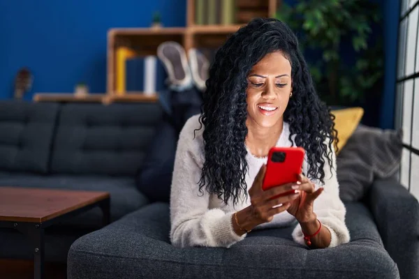 Mujer Afroamericana Usando Teléfono Inteligente Tumbado Sofá Casa — Foto de Stock