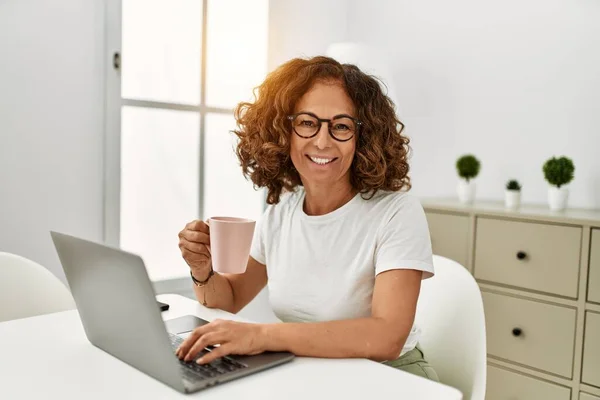 Medioevo Donna Ispanica Sorridente Fiducioso Con Computer Portatile Casa — Foto Stock