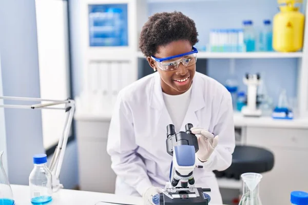 Mujer Afroamericana Vistiendo Uniforme Científico Usando Microscopio Laboratorio —  Fotos de Stock