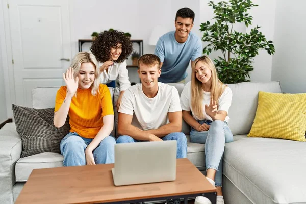 Groep Van Jonge Vrienden Glimlachen Gelukkig Met Video Bellen Met — Stockfoto