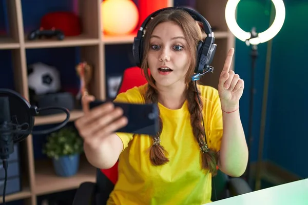 Fiatal Kaukázusi Videojátékokat Játszik Okostelefonnal Mosolyog Egy Ötlettel Vagy Kérdéssel — Stock Fotó