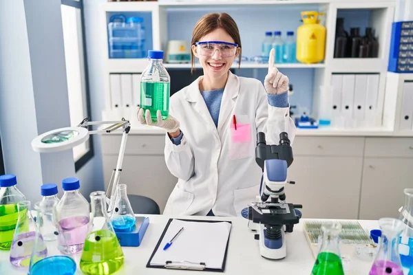 Giovane Donna Bruna Che Lavora Laboratorio Scientifico Sorridendo Con Idea — Foto Stock