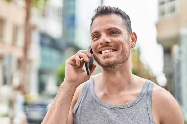 Jovem Hispânico Sorrindo Confiante Falando Smartphone Rua — Fotografia de Stock