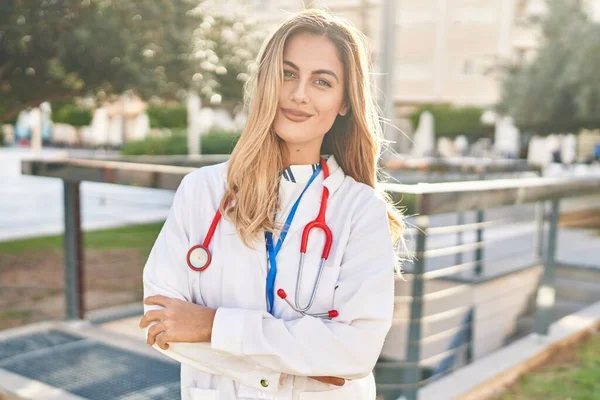 Mujer Rubia Joven Vistiendo Uniforme Médico Pie Con Los Brazos —  Fotos de Stock