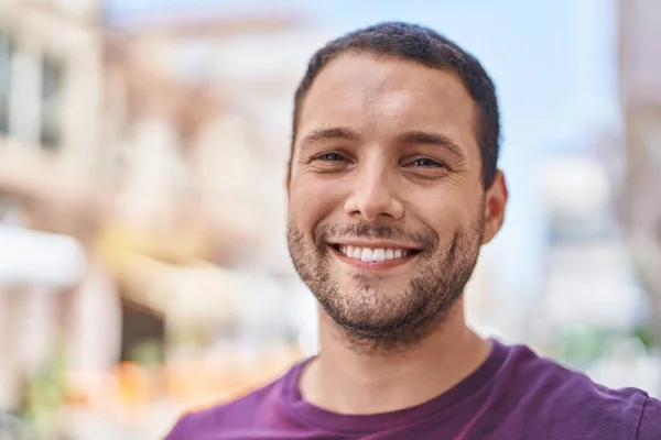 Joven Sonriendo Confiado Pie Calle —  Fotos de Stock