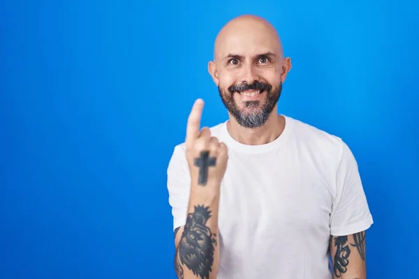 Spaanse Man Met Tatoeages Blauwe Achtergrond Wenkend Kom Hier Gebaar — Stockfoto