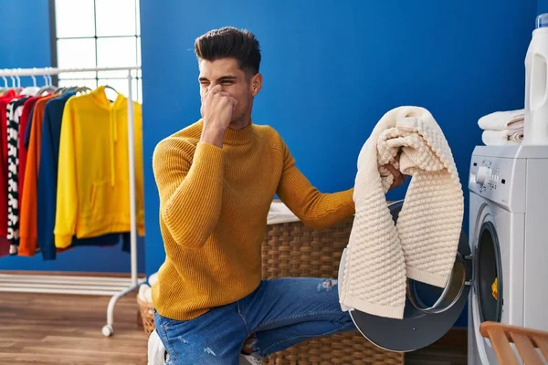 Ung Latinamerikansk Man Tvättar Kläder Luktar Smutsiga Kläder Vid Tvätt — Stockfoto