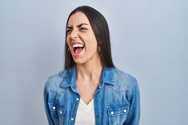 Hispanic Woman Standing Blue Background Angry Mad Screaming Frustrated Furious — Stock Photo, Image