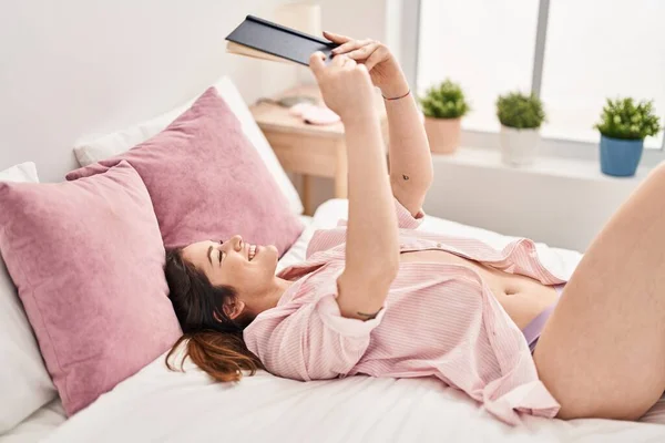 Ung Kvinna Läser Bok Liggande Sängen Sovrummet — Stockfoto