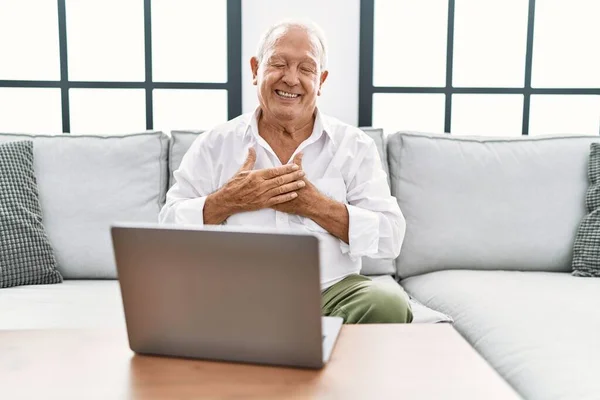 Hombre Mayor Usando Portátil Casa Sentado Sofá Sonriendo Con Las — Foto de Stock