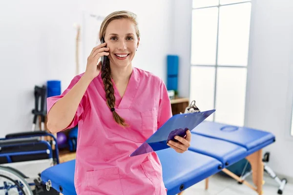 Giovane Donna Caucasica Uniforme Fisioterapista Che Parla Sullo Smartphone Alla — Foto Stock