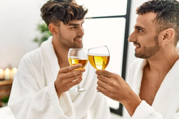 Två Latinamerikanska Män Skålar Med Champagne Sittandes Massagebordet Skönhetscentret — Stockfoto