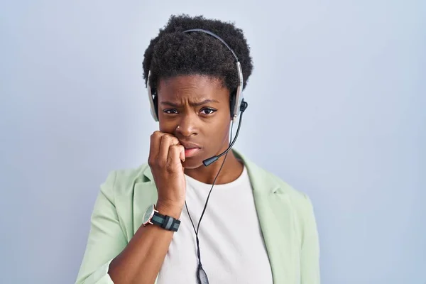 Afro Amerikaanse Vrouw Draagt Callcenter Agent Headset Kijken Gestresst Nerveus — Stockfoto