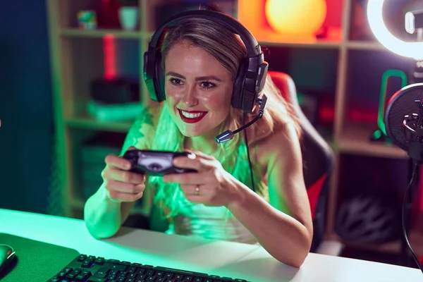 Young Beautiful Hispanic Woman Streamer Playing Video Game Using Joystick — Stock Photo, Image