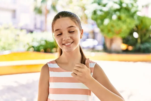 Молодая Девушка Подросток Открытом Воздухе Солнечный День Улыбается Счастливый Позитивный — стоковое фото