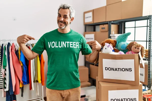Homem Hispânico Meia Idade Vestindo Shirt Voluntária Doações Stand Olhando — Fotografia de Stock
