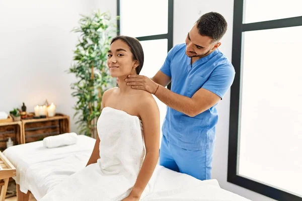 Uomo Donna Latina Che Indossano Uniforme Fisioterapica Con Sessione Riabilitazione — Foto Stock