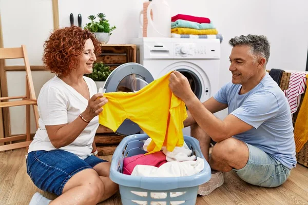 Middelbare Leeftijd Man Vrouw Paar Houden Shirt Wassen Kleren Bij — Stockfoto