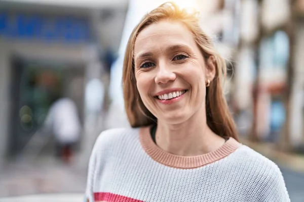 Ung Blond Kvinna Ler Säker Stående Gatan — Stockfoto