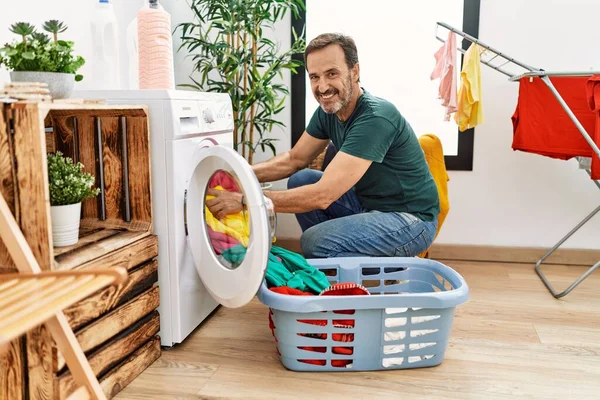 Homem Hispânico Meia Idade Sorrindo Feliz Fazendo Lavanderia Casa — Fotografia de Stock