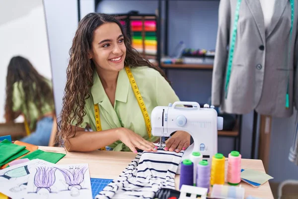 Jonge Mooie Spaanse Vrouw Kleermaker Glimlachen Zelfverzekerd Met Behulp Van — Stockfoto