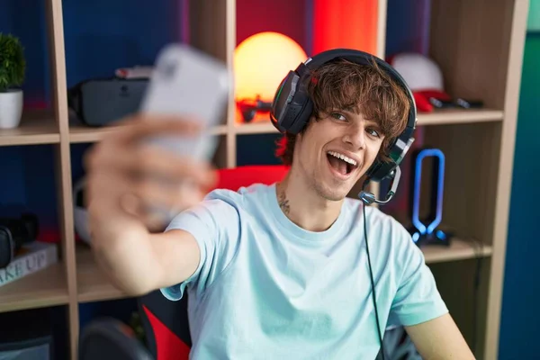 Young Blond Man Streamer Smiling Confident Make Selfie Smartphone Gaming — ストック写真