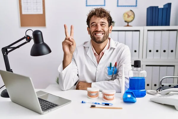 Jovem Dentista Hispânico Trabalhando Clínica Médica Sorrindo Com Rosto Feliz — Fotografia de Stock