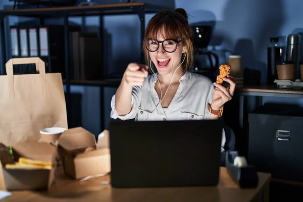 Jovem Mulher Bonita Trabalhando Usando Laptop Computador Comer Comida Entrega — Fotografia de Stock