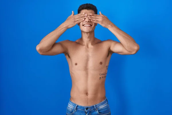 Joven Hombre Hispano Pie Sin Camisa Sobre Fondo Azul Cubriendo —  Fotos de Stock