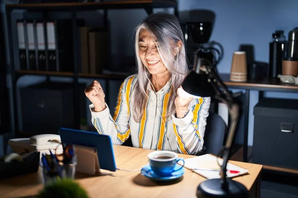 Mulher Meia Idade Com Cabelos Grisalhos Trabalhando Escritório Noite Comemorando — Fotografia de Stock