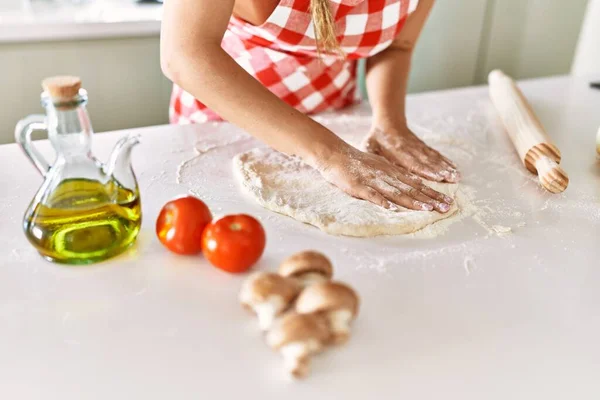 Jovem Bela Mulher Hispânica Amassar Pizza Massa Com Mãos Cozinha — Fotografia de Stock