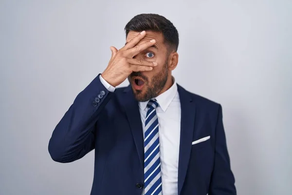 Hombre Hispano Guapo Vistiendo Traje Corbata Asomándose Shock Cubriendo Cara —  Fotos de Stock