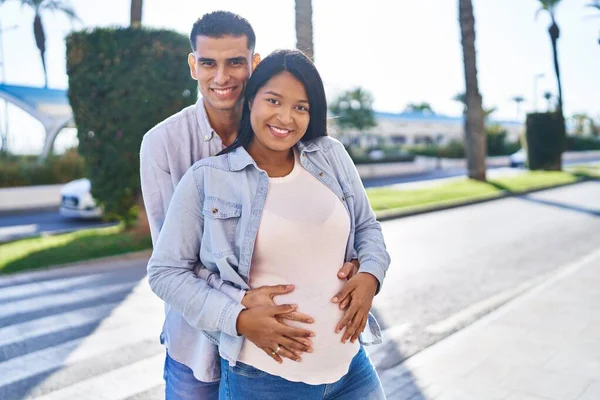 Jong Latijn Paar Verwachten Baby Knuffelen Elkaar Staan Straat — Stockfoto