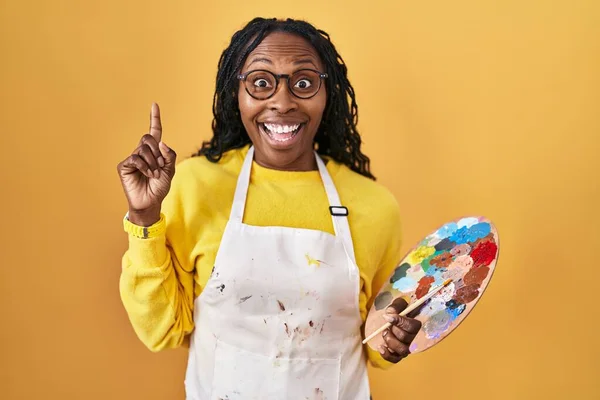 African Woman Holding Painter Palette Pointing Finger Successful Idea Exited — Stock Photo, Image