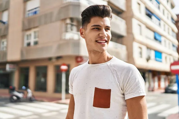 Jovem Hispânico Sorrindo Confiante Rua — Fotografia de Stock