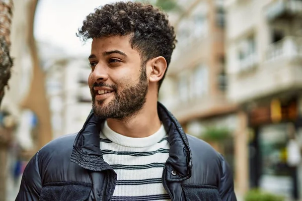 Jovem Árabe Homem Sorrindo Livre Cidade — Fotografia de Stock