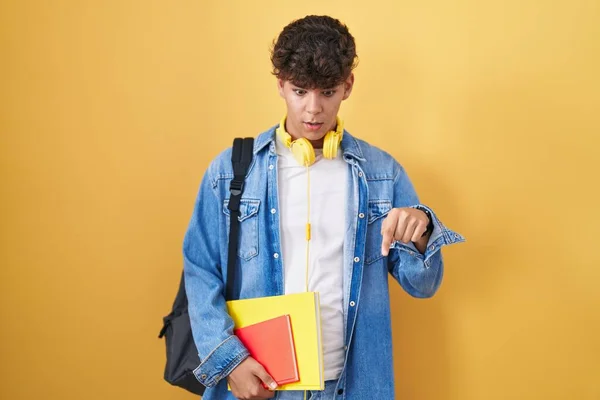 Латиноамериканский Подросток Студенческом Рюкзаке Книгами Руках Указывающими Пальцами Рекламу Удивленным — стоковое фото