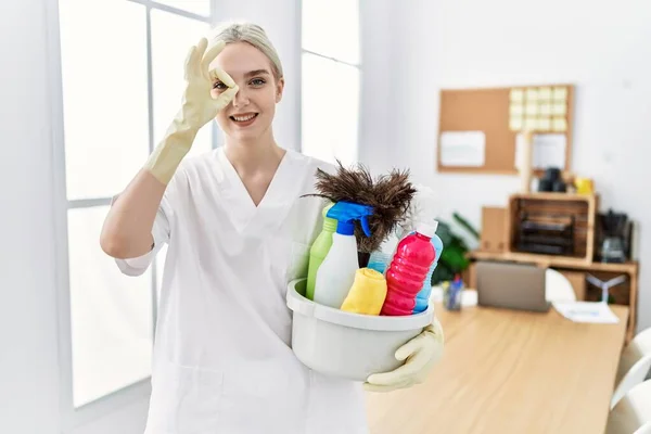 Beyaz Kadın Daha Temiz Üniforma Giyiyor Temizlik Ürünleri Tutuyor Temizlik — Stok fotoğraf