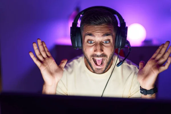 Joven Streamer Hispano Jugando Videojuegos Con Expresión Ganadora Sala Juegos —  Fotos de Stock